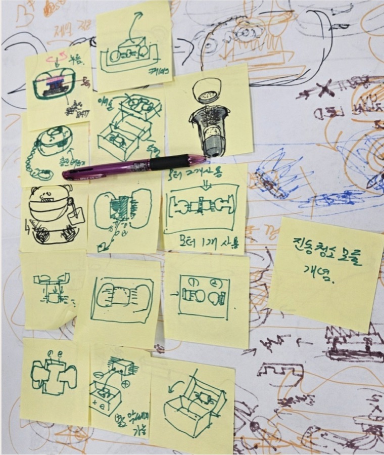 학생들이 포스트잇에 그린 이어폰 청소 케이스 아이디어 스케치